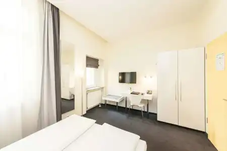 Garner Berlin - Checkpoint Charlie by IHG - 10