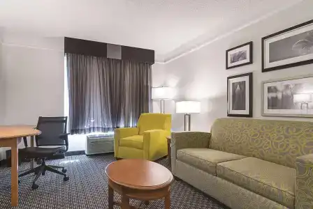 La Quinta Inn & Suites by Wyndham Univ Area Chapel Hill - 5