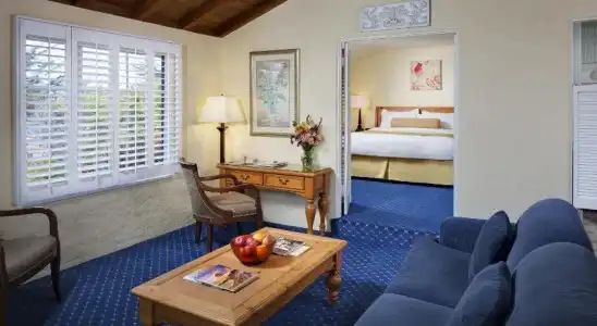 Colonial Terrace Inn by the Sea - 9
