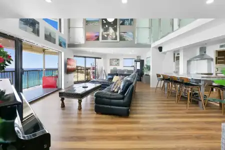 Burleigh Esplanade Beachfront Apartments - 13