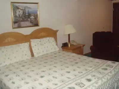 Townhouse Inn & Suites Omaha - 18