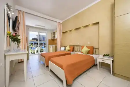 Kavos Plaza - 43