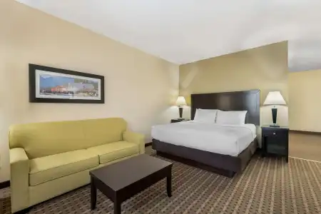 Best Western Pacific Inn - 77