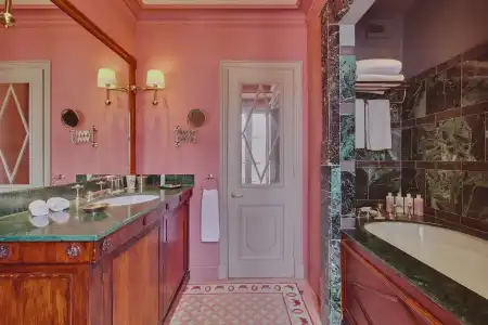 L'Hotel - 18
