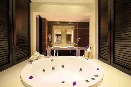 Crystals Beach Resort Belle Mare, a member of Radisson Individuals - 7