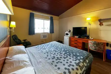 Econo Lodge Motel Village - 68