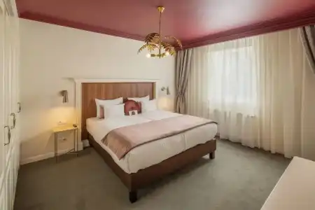 Queen's Court & Residence - 164