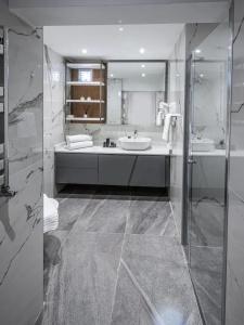 Valente Suites & - 13