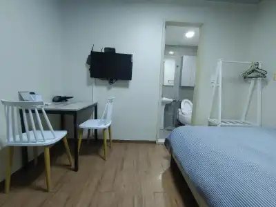 KW Hongdae Line Hostel - 32