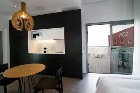 Suites 1478 - 19
