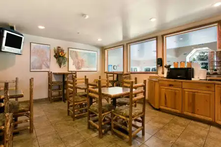 Microtel Inn & Suites by Wyndham Bozeman - 8