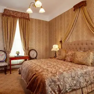 Queen Anne - 18