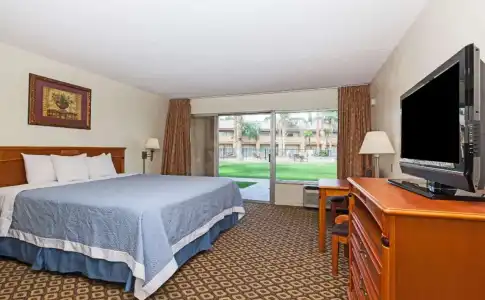Days Inn by Wyndham Bakersfield - 4