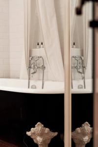 Hôtel du Petit Moulin, Haute Couture by Lacroix - 99