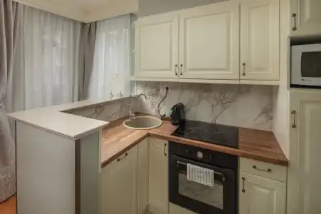 Queen's Court & Residence - 225