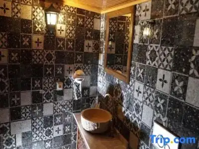 Tale Cave Inn - 103