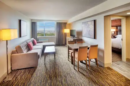 DoubleTree by Hilton Toronto Airport - 6