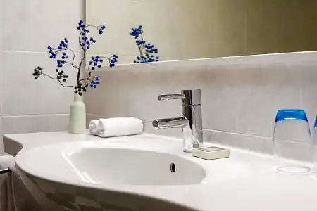 Golden Tulip Central - 50