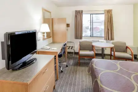 Super 8 by Wyndham Bend - 20