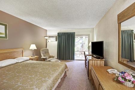 Super 8 by Wyndham Long Beach - 12