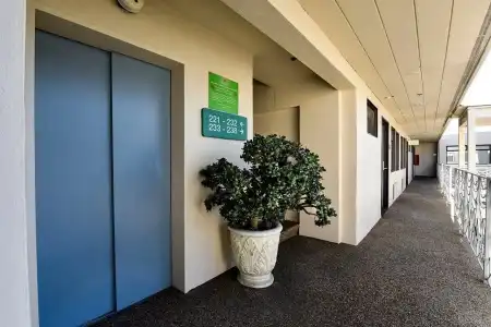 City Center Inn & Suites - 13