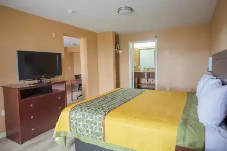 The Crossroads & Suites - 36