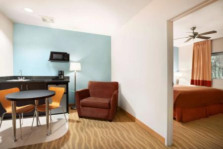 Super 8 by Wyndham Indio - 2