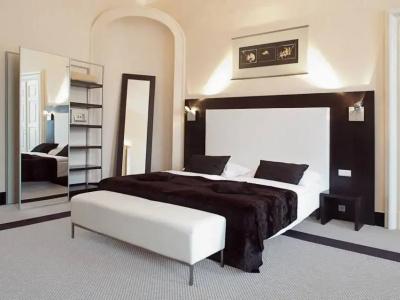 Old Town Square Residence by Emblem - 75