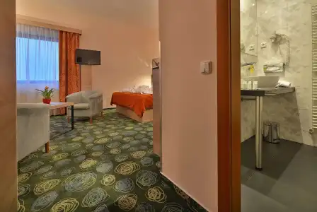 Ramada by Wyndham Airport - 6