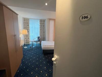 am Schlosspark , Wiesbaden - 5