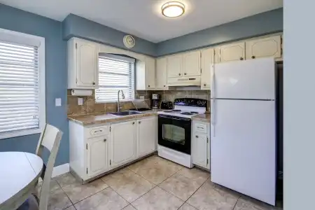 May-Dee Suites - 34
