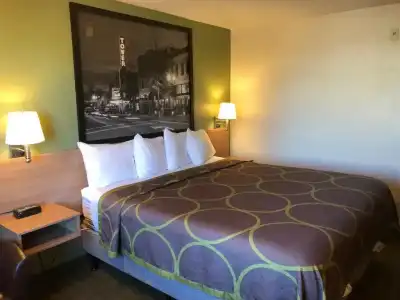 Super 8 by Wyndham Bend - 13
