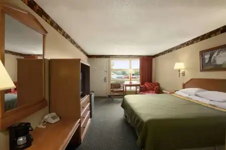 Super 8 by Wyndham Lake George/Downtown - 20