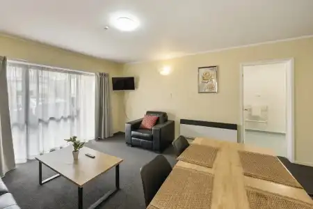 Fenton Court Motel - 35