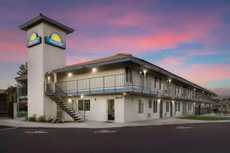 Days Inn by Wyndham Bakersfield - 0