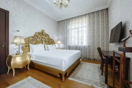Monday Royal Apart - 195