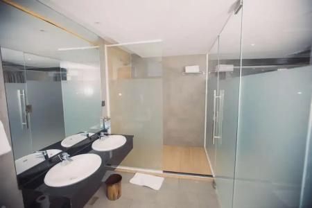 Giraffe Ocean View - 21