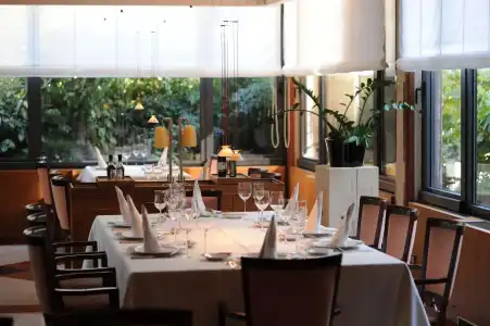 & Restaurant Milan - 13