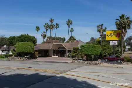 Super 8 by Wyndham Long Beach - 1
