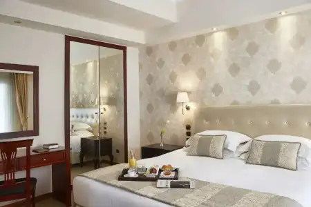 AVA & Suites - 115
