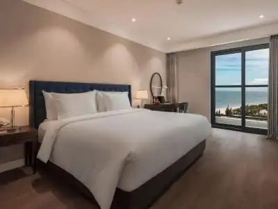 Altara Suites Da Nang by AHG - 3