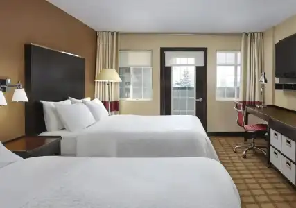 Four Points by Sheraton & Suites Calgary West - 4