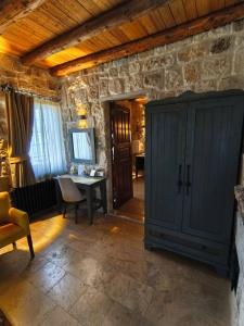 Acropolis Cave Suite - 59
