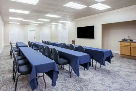 Days Inn by Wyndham San Diego Circle - 16