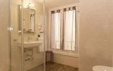 Inn Rome Rooms & Suites - 9