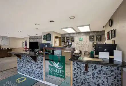 Quality Inn & Suites Medford Airport - 1