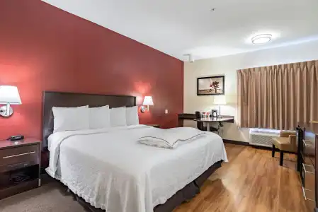 Red Roof Inn PLUS+ Phoenix West - 33