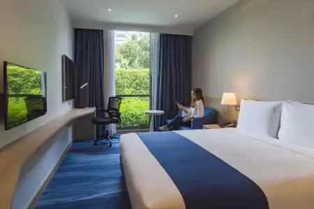 Holiday Inn Express Bangkok Soi Soonvijai by IHG - 3
