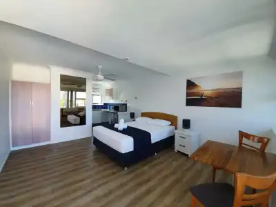 Montego Mermaid Beach Motel - 4