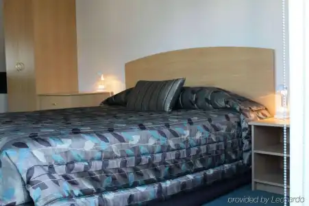 Greenlane Manor Motel - 2